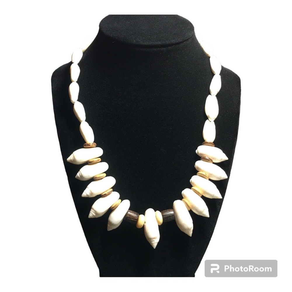 3/$15 Handmade Vintage Jewelry Beaded Shell Necklace Never Worn